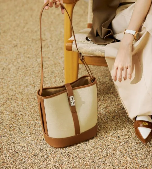 Berömd väska raffia vävd väska mini axelväskor charm klaff överdimensionerad magnetisk spänne handväska crossbody ladies sommar halmväska a66