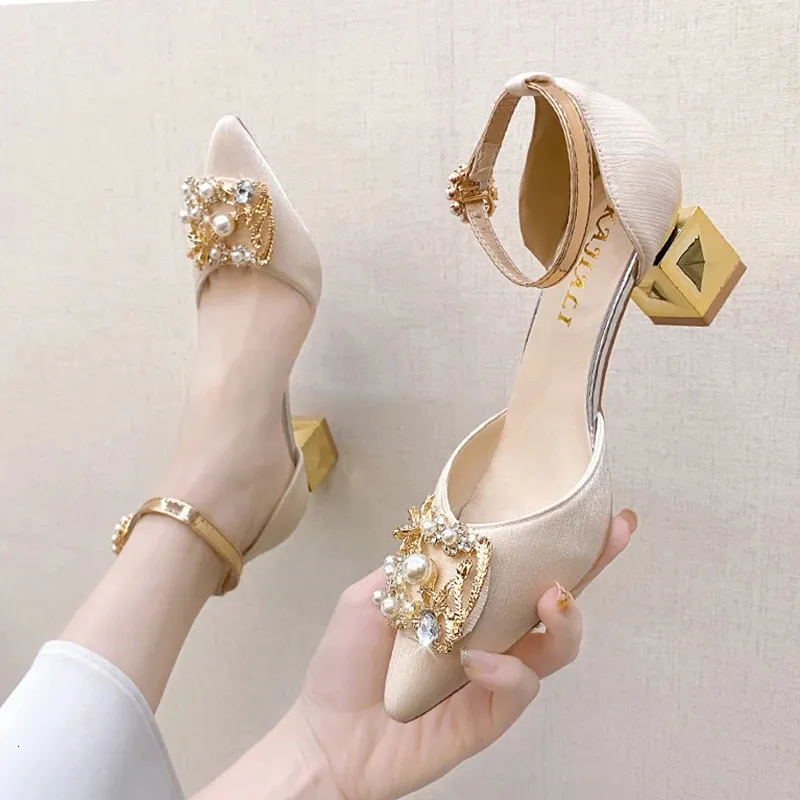 Rimocy femmes mode haute qualité Beige chaussures de mariage 2024 Bling cristal talons hauts chaussures femme élégante perle talons épais pompes 240307