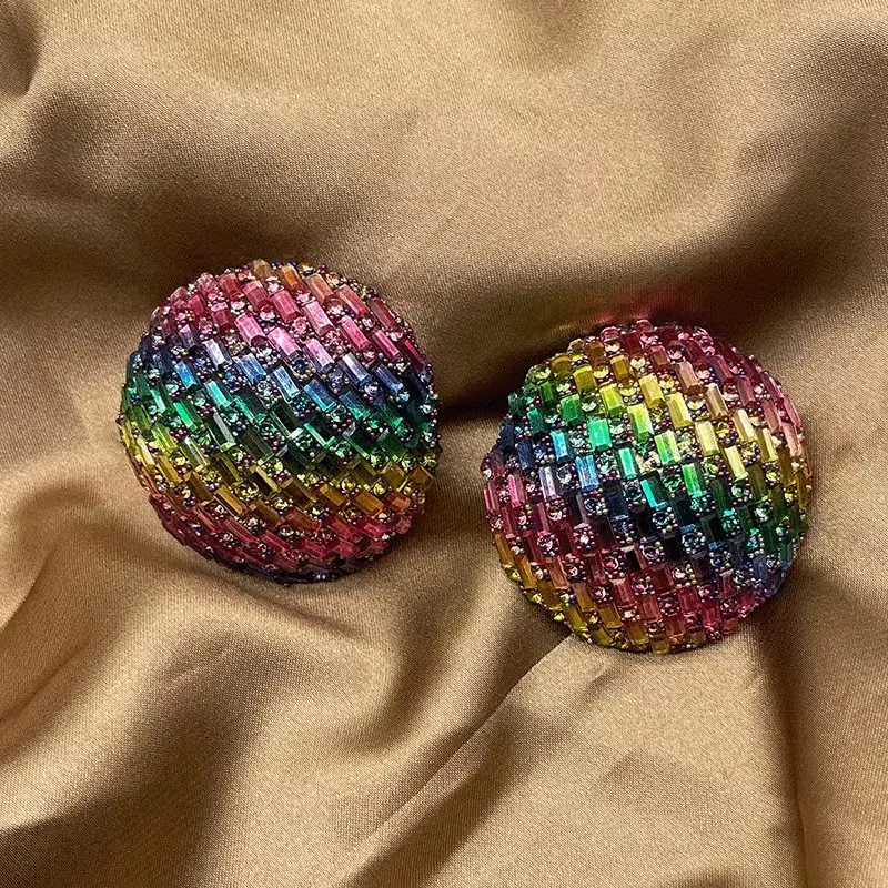 Pendientes de lujo con luz de diamante lleno de vidrio coloreado con bola redonda de nicho del diseñador, aretes de moda, aretes de sensación de alta gama para mujeres