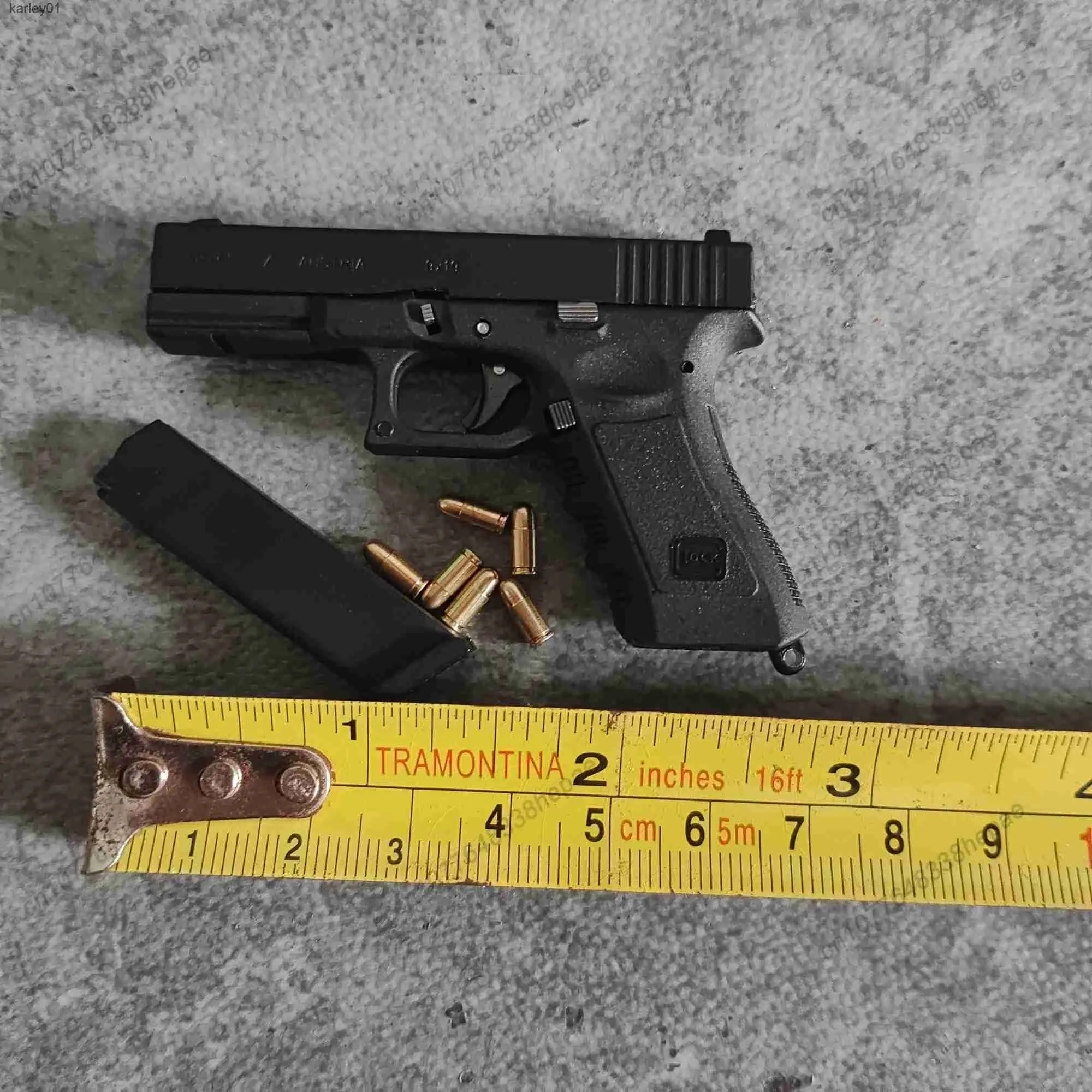 Arma de brinquedo 1 3 Glock 17 arma de brinquedo chaveiro portátil mini metal Desert Eagle M1911 desmontar modelo de pistola de sobrevivência Jedi para adultos e crianças presente yq240307