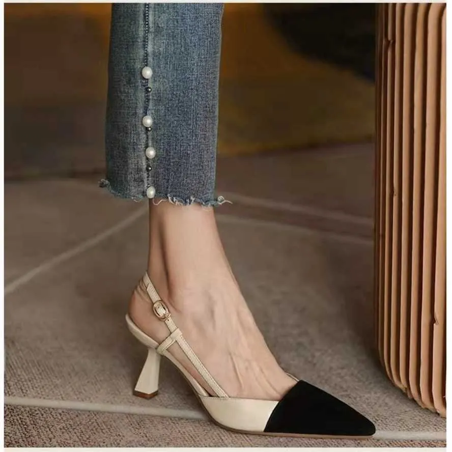 세련된 여성 신발은 두꺼운 발 뒤꿈치 샌들 샌들 샌들 샌들 웨지 샌들 웨지 샌들 힐스로 굽이 뾰족합니다.