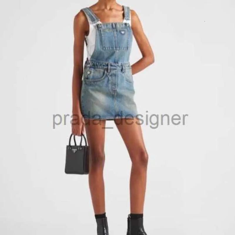 Casual klänningar kvinnor lyx varumärke designer klänning sommar denim kjol söt stil metall etikett hängande remmen kvinnors korta kjol lös rem klänning