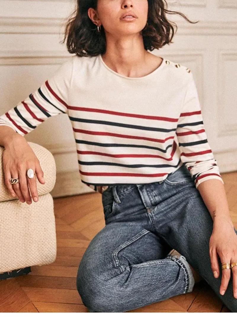 Women's T-skjortor Spring 2024 randig långärmad tee topp axelknapp dekoration fransk t-shirt klassisk damer pullover