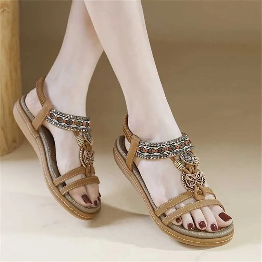 Top primavera verão confortável plana estilo romano sandálias sapatos de salto flip flop flops para mulheres moda na moda 240228