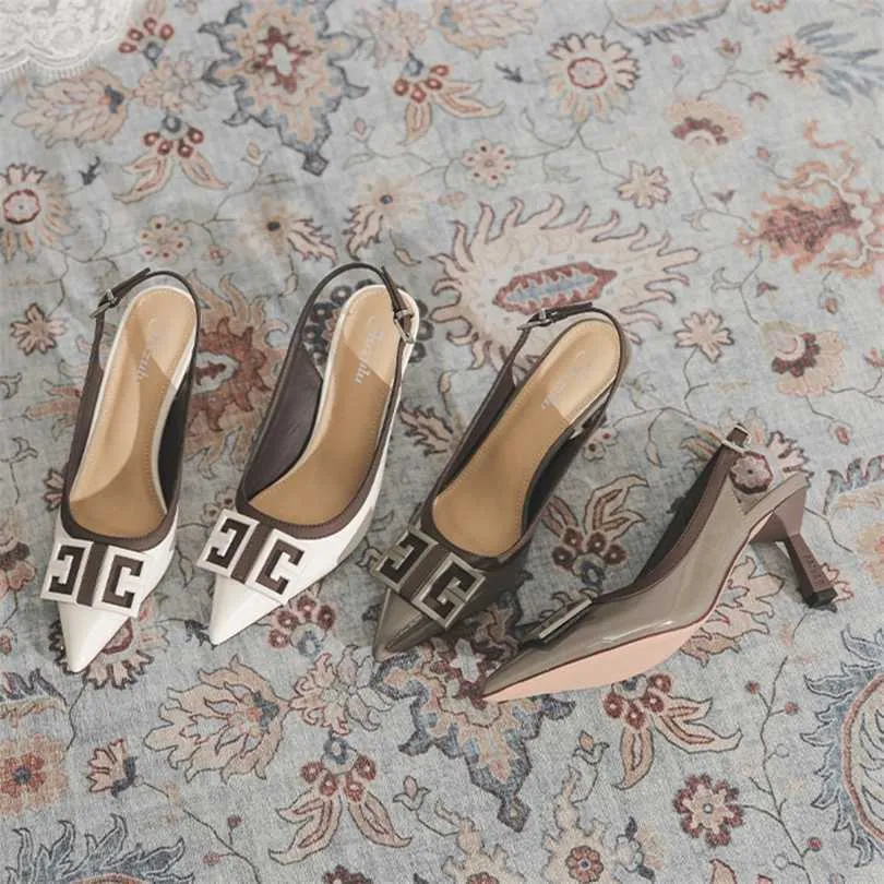 Modaya uygun yüksek topuklu ayakkabılar yaz sandalet kadınları yeni stil ince topuk sivri moda tek düz ayak sargısı sırt boş sandalet 240228