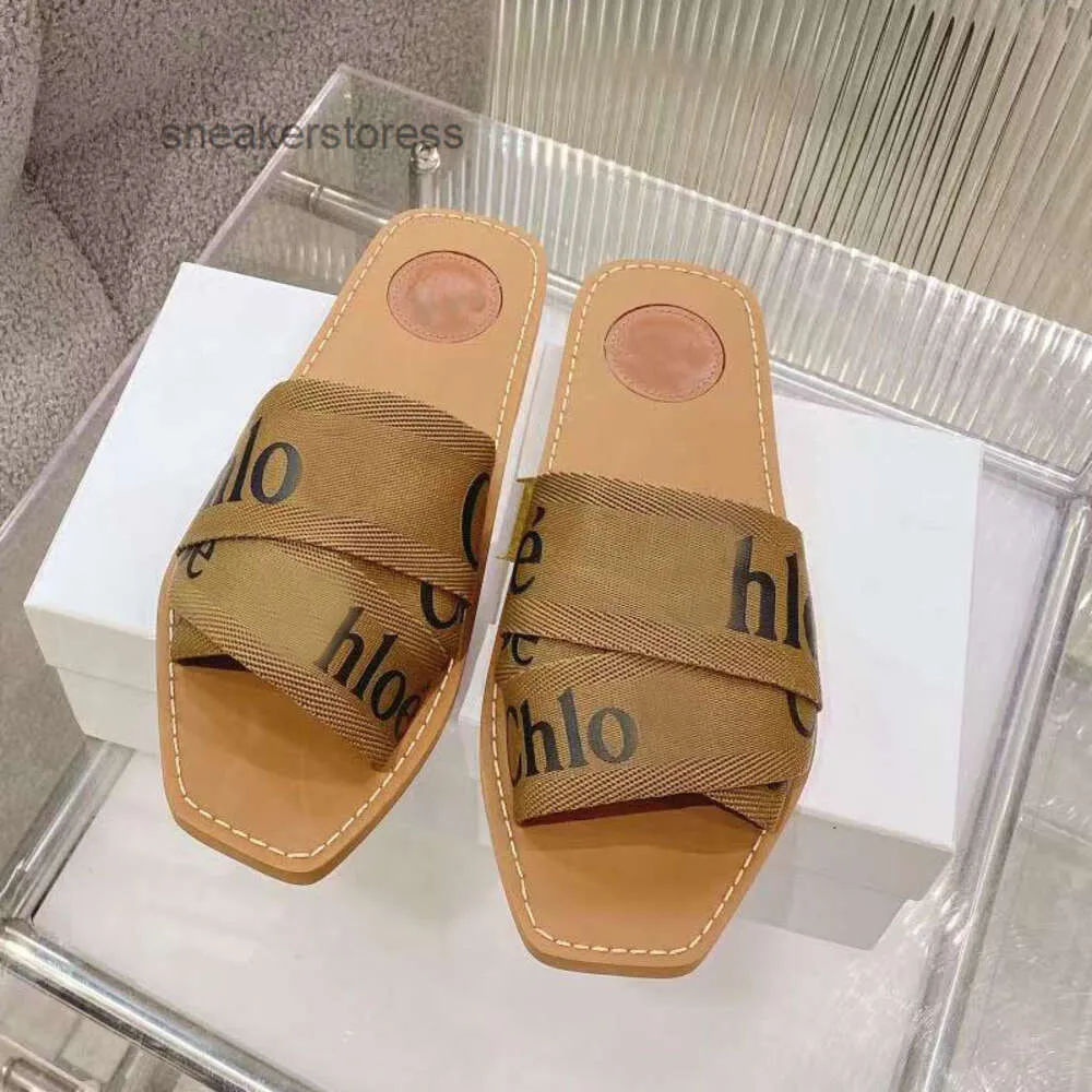 Flat mode dames sandalen dragen 2024 zomerontwerper casual strandschoenen houtachtige nieuwe Romeinse sandaal bodem flip top slipper cloe letter 8v1p