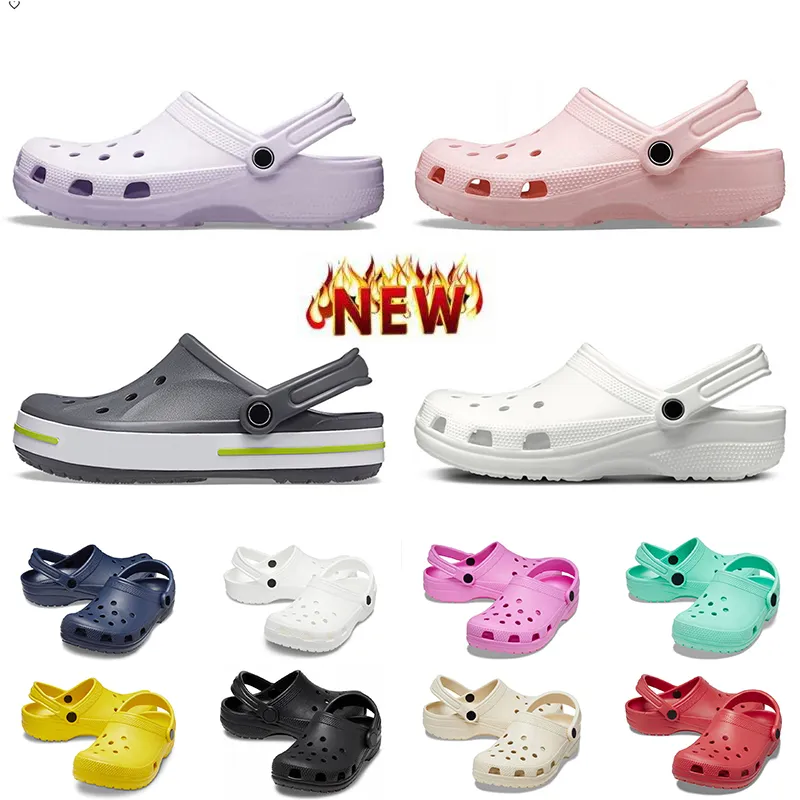 Sandal berühmte Designer Großhandel Cros Sandals Klassische Damen Männerkreuz Krawatte Clog Kids Schnalle Slides Sommer Strand wasserdichte Plattform -Ladungslaien Schwarze Hausschuhe s s s s s