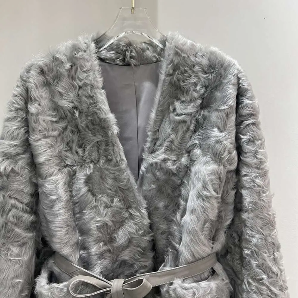 2023 فصل الشتاء مزاج فراء جديد المشاهير Xiaohu Sheep Leather Pure and Wool معطف متكامل للنساء الملابس 218684