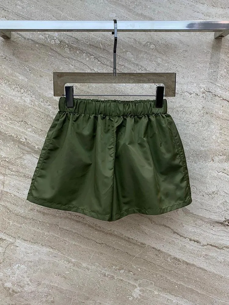 Pantaloncini da donna Tessuto di nylon moda Verde Casual per donna 2024 Pantaloni corti applicati in vita elastica di alta qualità primaverile Lady