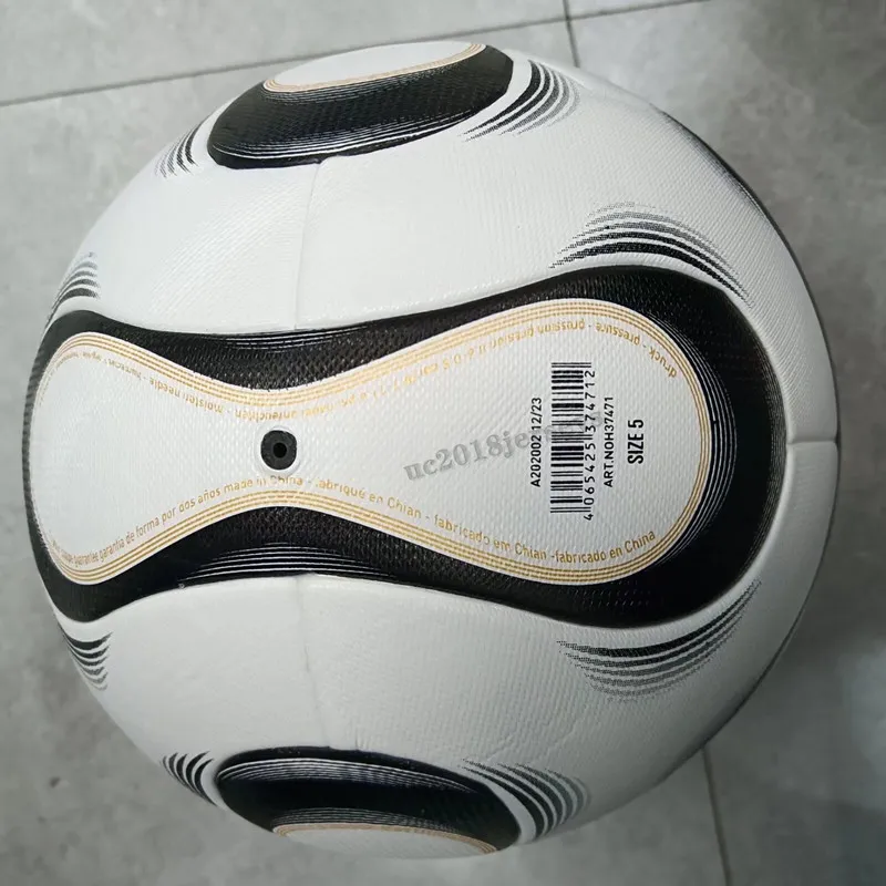 レトロスタイルのサッカーボール：2004年から2006年のワールドカップの