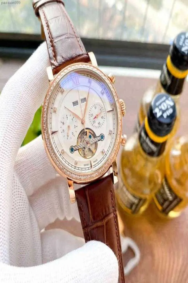 Eine weltberühmte Uhr kann nur eine solche in seinem Leben haben. Der elegante Stil verbessert sofort den Charme eines Mannes und ist ein Symbol für ta9449865