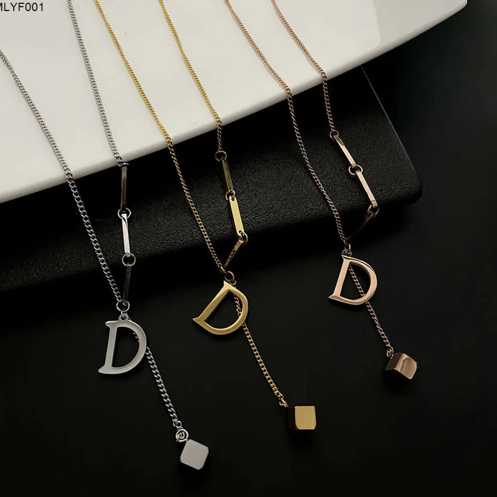 Modeontwerper ketting Letter hanger Titanium staal vervaagt niet Niche Design d Letter hanger ketting Vrouwelijke sleutelbeenketting Hiphop ketting Verjaardag Gif