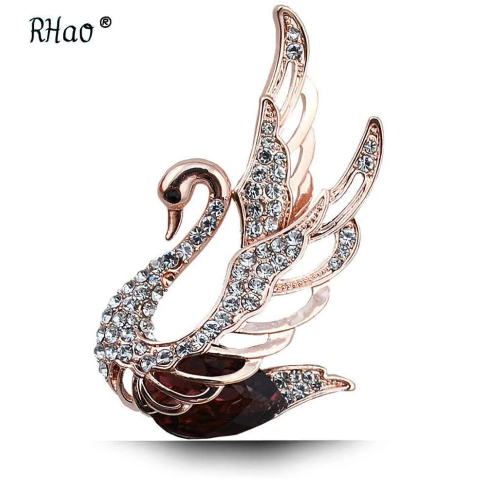 Broche de cristal con temperamento de cisne de cuatro colores extendiendo sus alas, joyería de vidrio de aleación de moda de alta gama, ropa de flores en el pecho para mujer