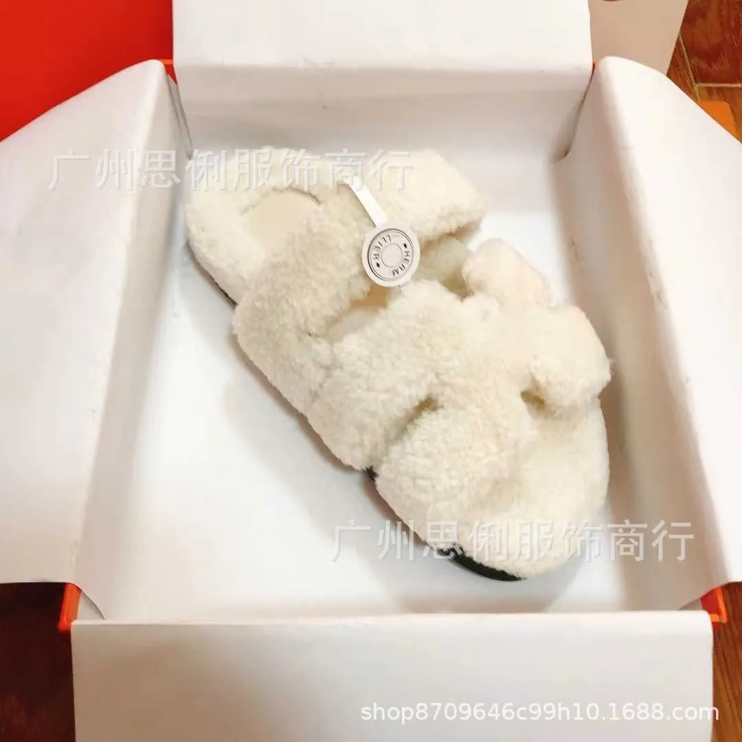 مصممة النعال الكلاسيكية الصنادل الفاخرة العلامة التجارية Slippers Plusslippers Velcro Lamb Hair Outer Wear غير رسمية للنساء 24EH