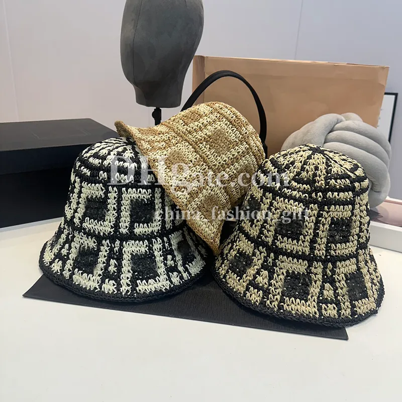 Projektanci mężczyźni Kobiet Bucket Hat Vintage Słomaż na plaży Letnie wakacje Ochrona przeciwsłoneczna Czapka ręcznie robiona tkana czapka klasyczna kapelusz w paski