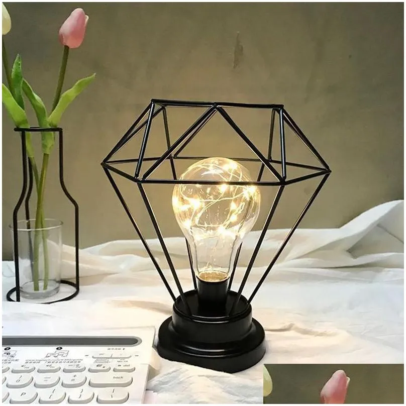 Lámparas de mesa Lámpara de escritorio LED de hierro forjado romántico moderno Forma geométrica Mesita de noche Luz decorativa de noche Modelado de péndum Gota de boda del Dhxr5