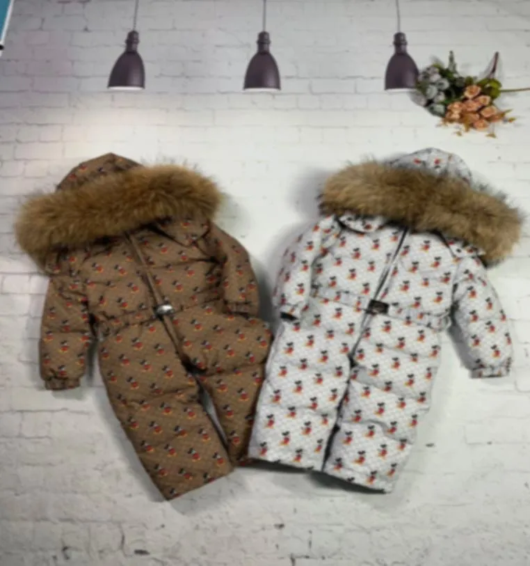 Luxusdesigner Dicke warme Daunen Baby Kinder Brief Echter Waschbär Pelzkragen Kragen Weiße Entendaunen Strampler Junge Mädchen Jacke Top qualit2257785