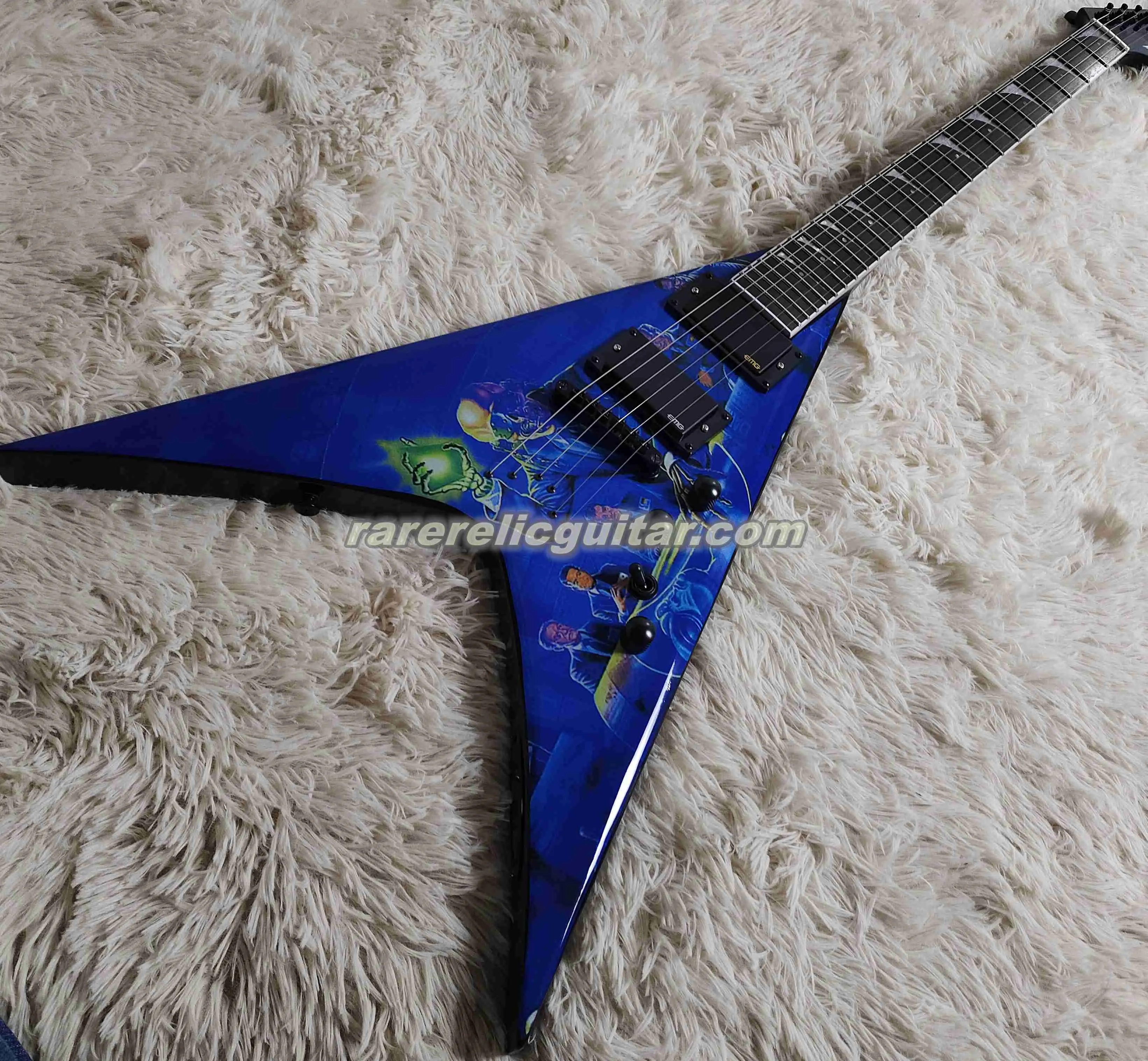 En stock DaveMustaine Mega Rust In Peace Blue V Guitare électrique Chine Micros EMG Boîte de batterie 9V Accordeurs Grover Matériel noir Incrustation d'aileron de requin Corde Thru Body Bridge