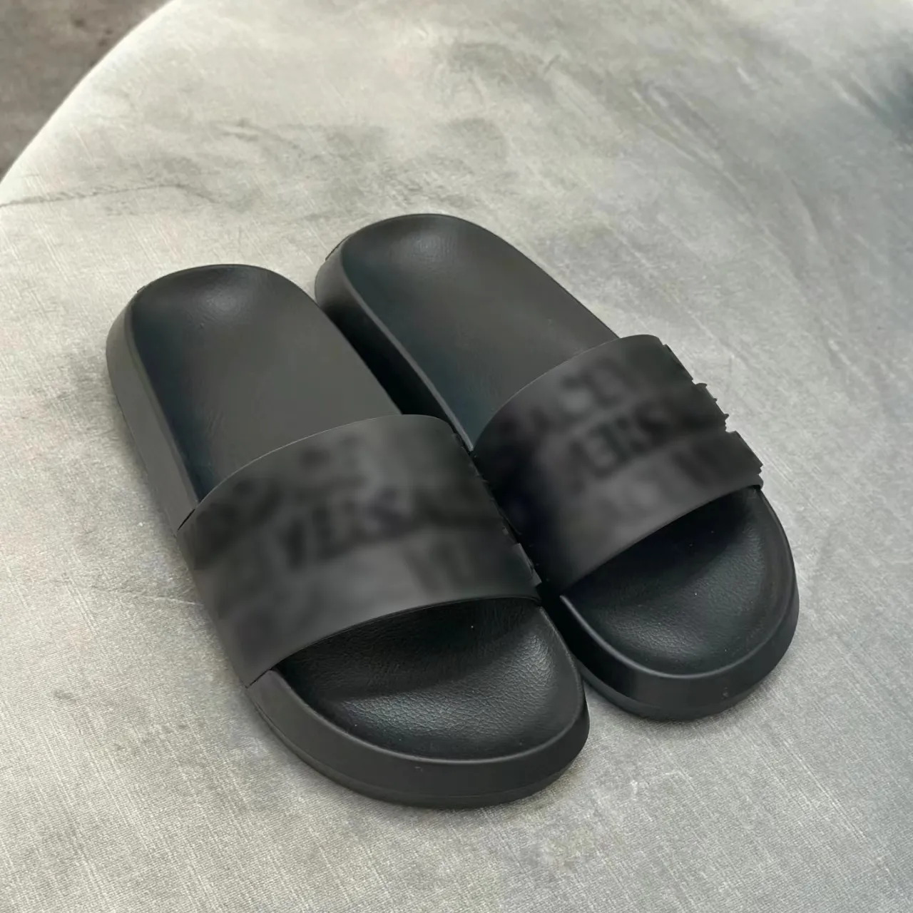 10A 최고 품질의 슬리퍼 편지 슬라이드 고급 디자이너 New Sandal Allover Loafer Womans 품질 고무 Sandale Casual Summer Mens 검은 슬라이더 야외 노수