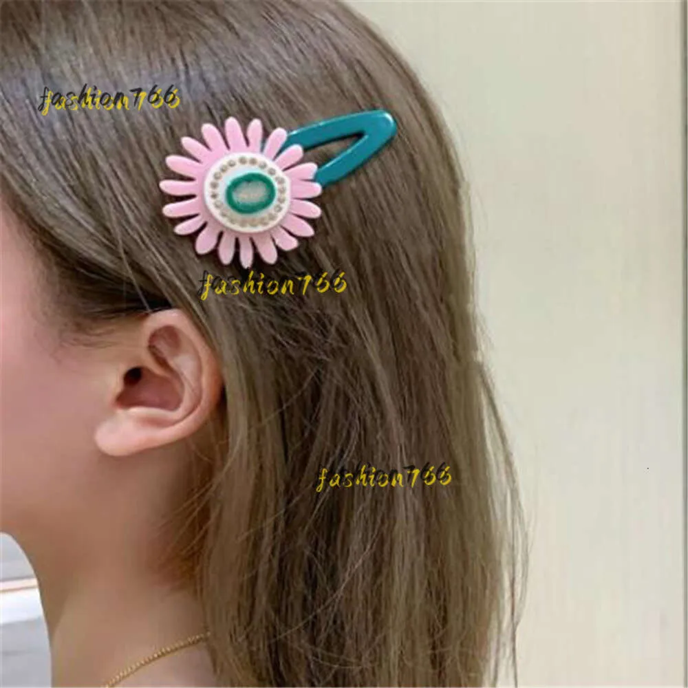 Hårklämmor Barrettes Designer Girl Hair Clips Sunflower Kids Hairpins Retro Barrettes Ladies Simple Personality Luxury Letter Hair Clip Fashion Hair Accessories