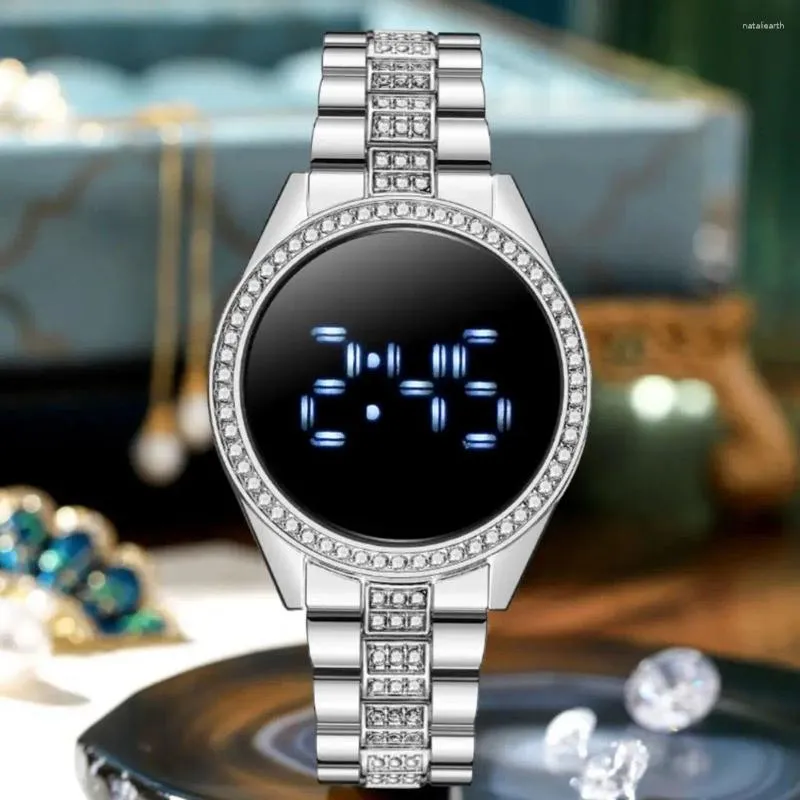 Relógios de pulso Relógio de exibição de tempo preciso Relógio de metal requintado feminino LED digital strass incrustado pulso ajustável grande