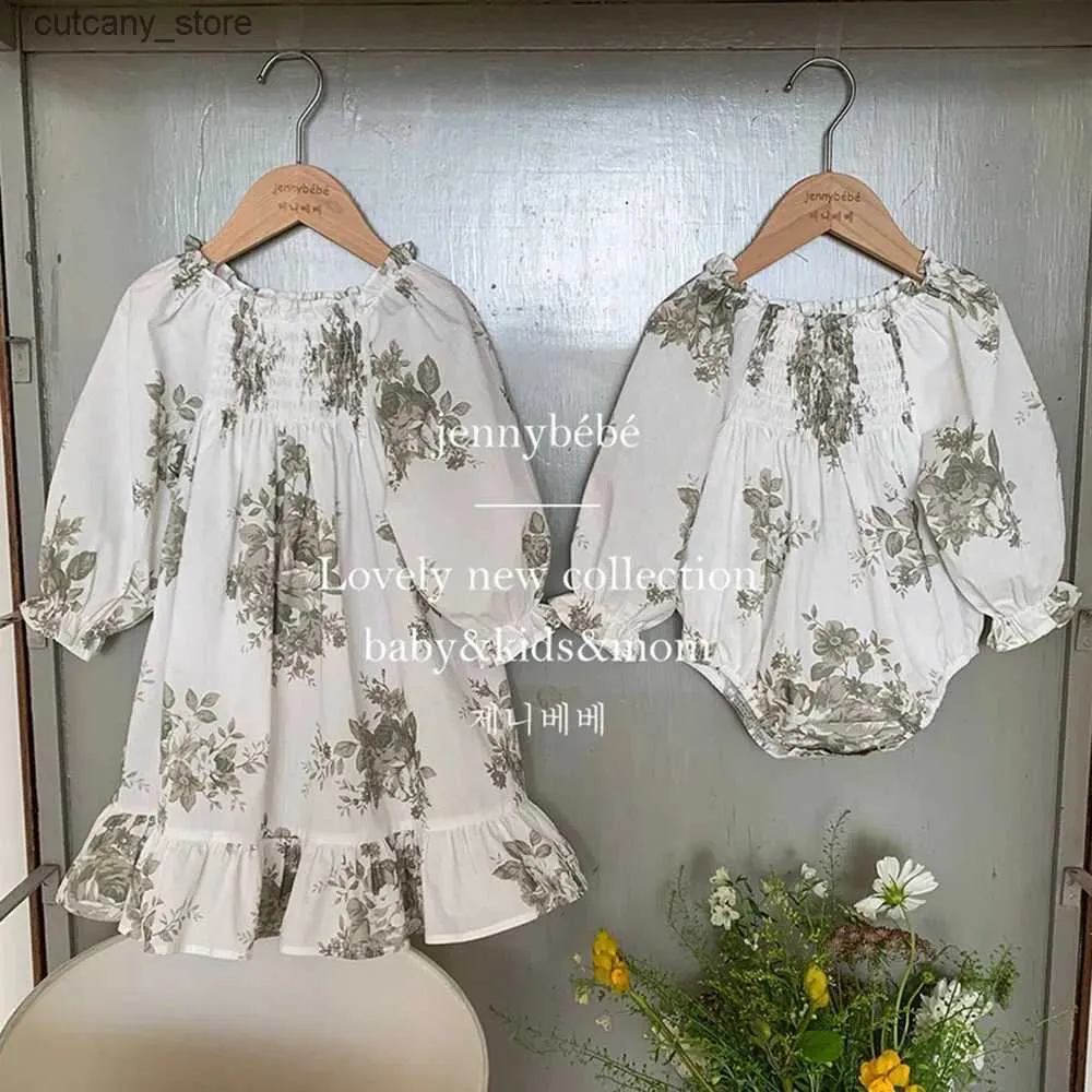 Macacões 2023 Outono Coreano Recém-nascido Criança Meninas Roupas Floral Infantil Smocked Ruffle Romper + Vestidos Verão Crianças Férias Look L240307