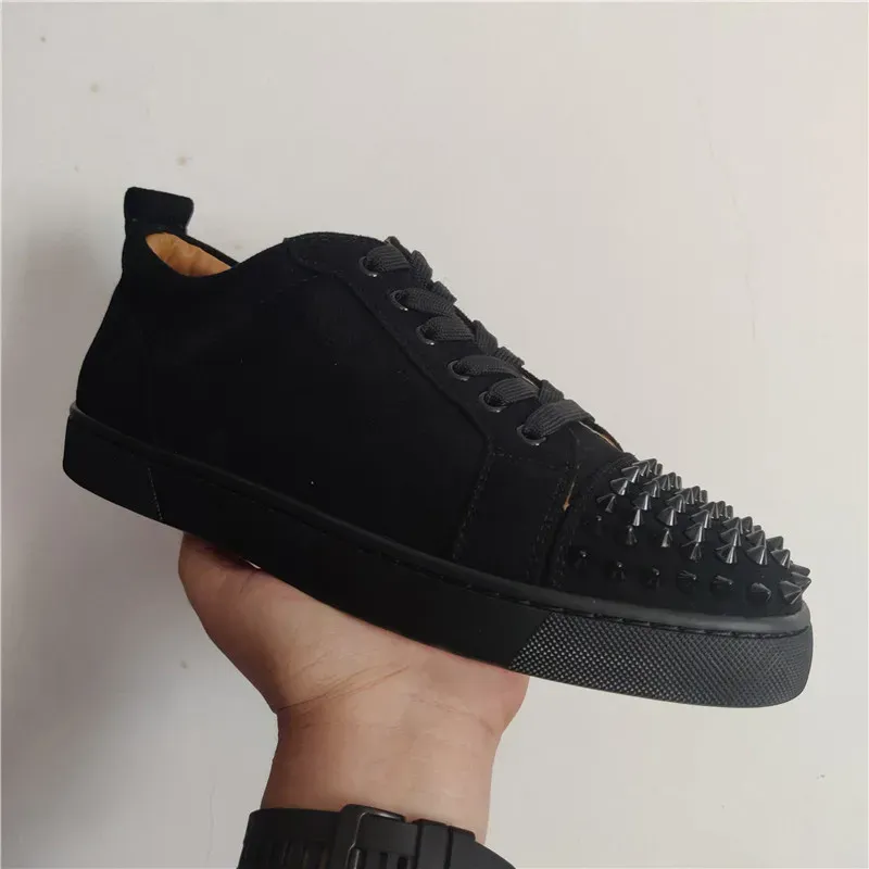 Lyxdesigner casual skor till salu röd sula låga toppar platt spikar lägenheter svart blå mocka silver diamant män kvinnor prom bröllopssko sneakers med dammväska