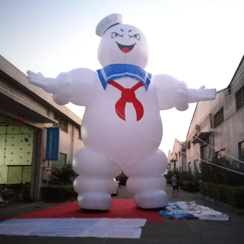 atacado 8mH (26 pés) com soprador Gigante inflável Stay Puft Marshmallow Man (Ghostbusters) com banner de slogan publicitário em 2 mãos para decoração de Halloween