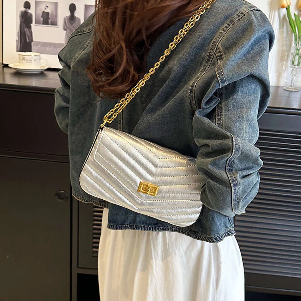 Lingge Chain Women's Handbag New Summer Instagramワンショルダーバッグ多目的クロスボディスモールスクエアバッグ