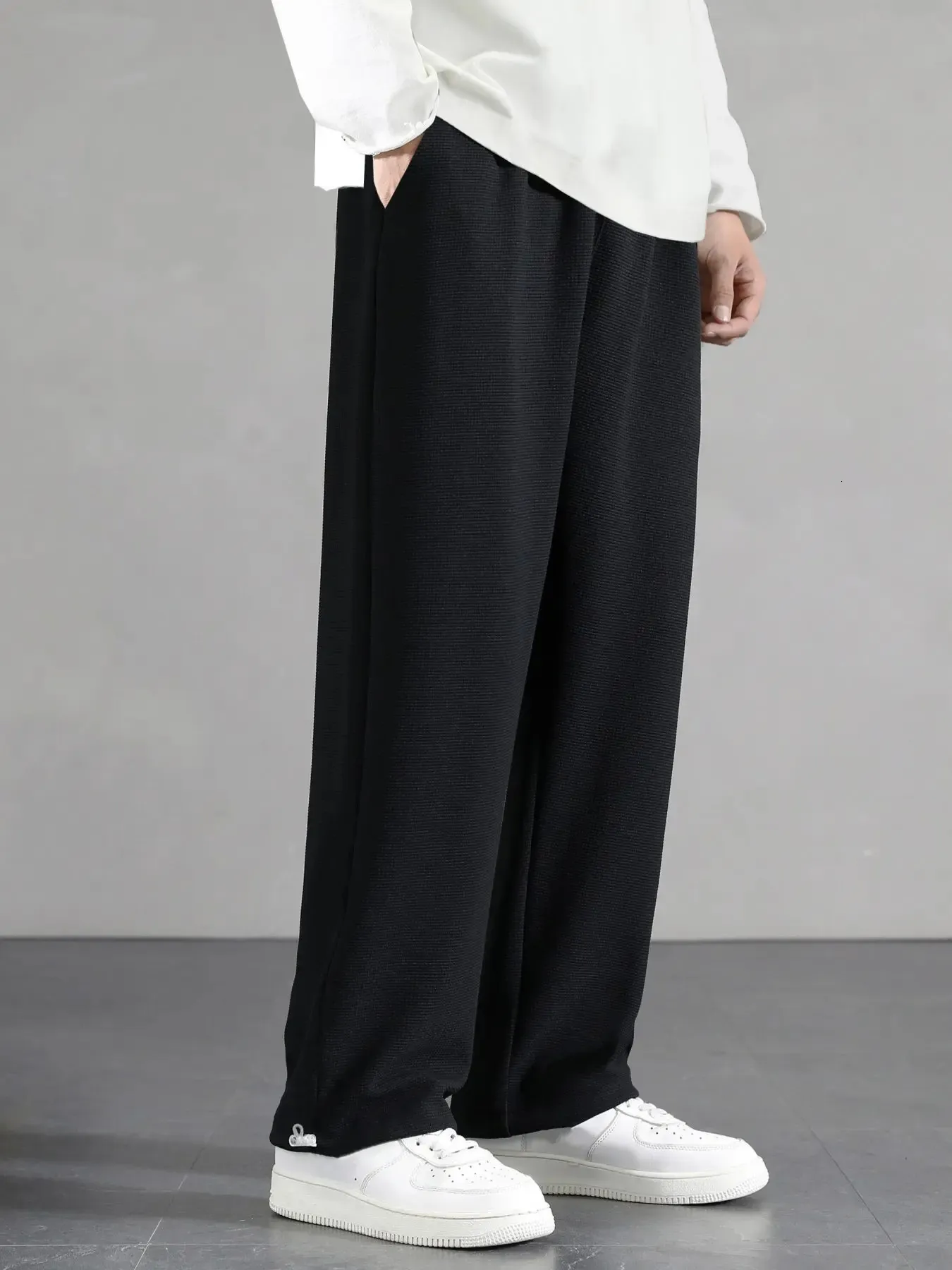 Men Letter Patch Detail Drawstring Hem Pants 230226