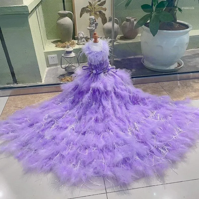 Hundkläder Handikraftkläder Pet Supplies Elegant Violet Swan Luxury Släping Dress Gorgeous Feather Sequin Kjol Unik aftonklänning