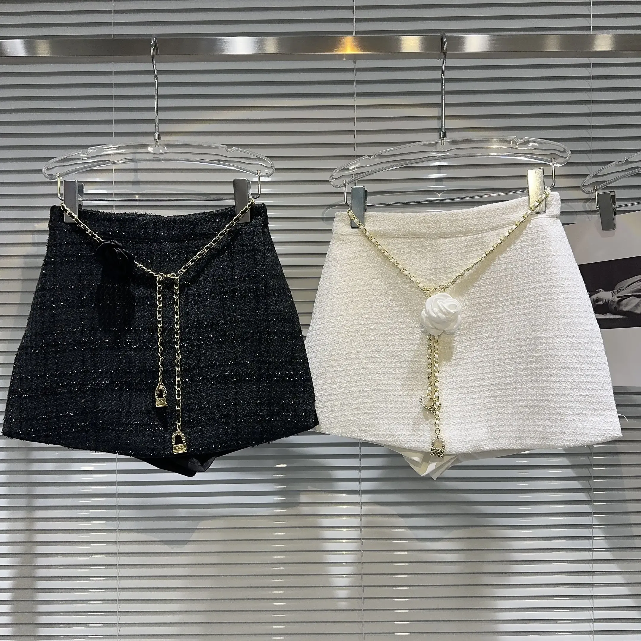 Юбка женская с цветочными замками и цепочками с поясом, твидовая мини-юбка, черно-белая осенне-зимняя юбка-шорты