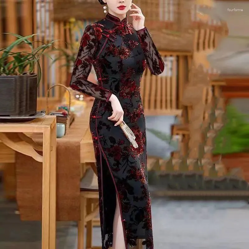 Casual Dresses 2024 Spring Retro Chinese Style Cheongsam Dress Gold Velvet Elegant Mother Wedding Party High End Women's Long