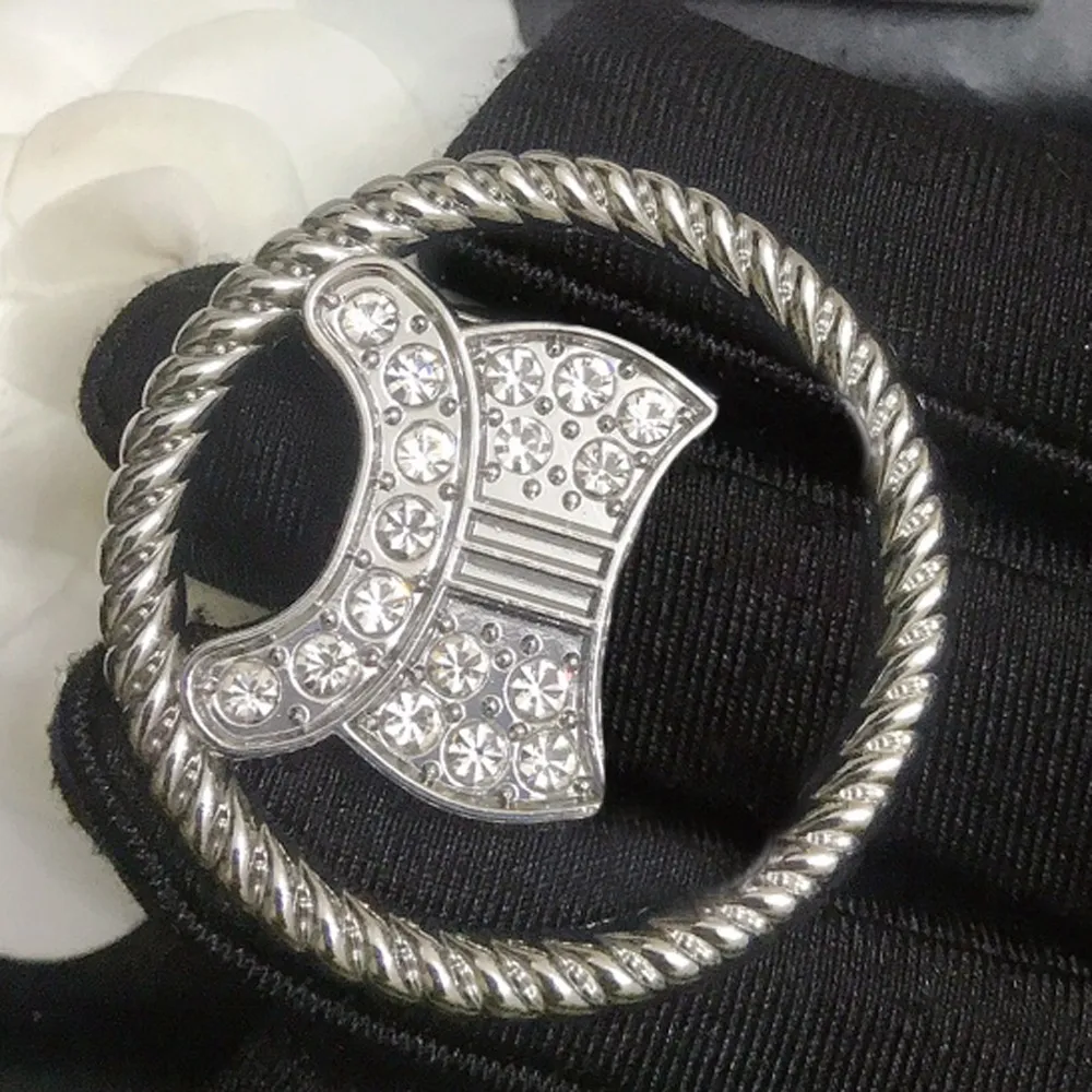 Kıvırcık Satış Tasarımcı Broşlar Kakma Elmas Marka Tasarım Mektubu Broş Mücevher İnci Pimleri 18k Altın Kaplama Düğün Pin Pin Eşarp Aksesuarları Hediyeler