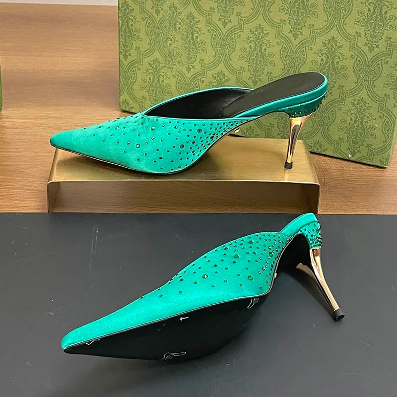 Sandali con tacco in cristallo da 8,5 cm Pantofole con diapositive firmate Sandalo da donna Scarpe con tacco in raso di seta Sandali con strass Punta a punta Pantofola Baotou 2024 Scarpe singole primavera Tacco in metallo