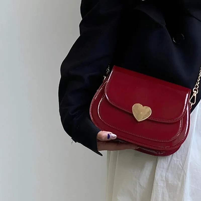 Patent Leather Womens Love Heart Messenger Bag Retro Red Ladies Small Shoulder Bags Fashion Chain Female Saddle Bag Handbags 240304
