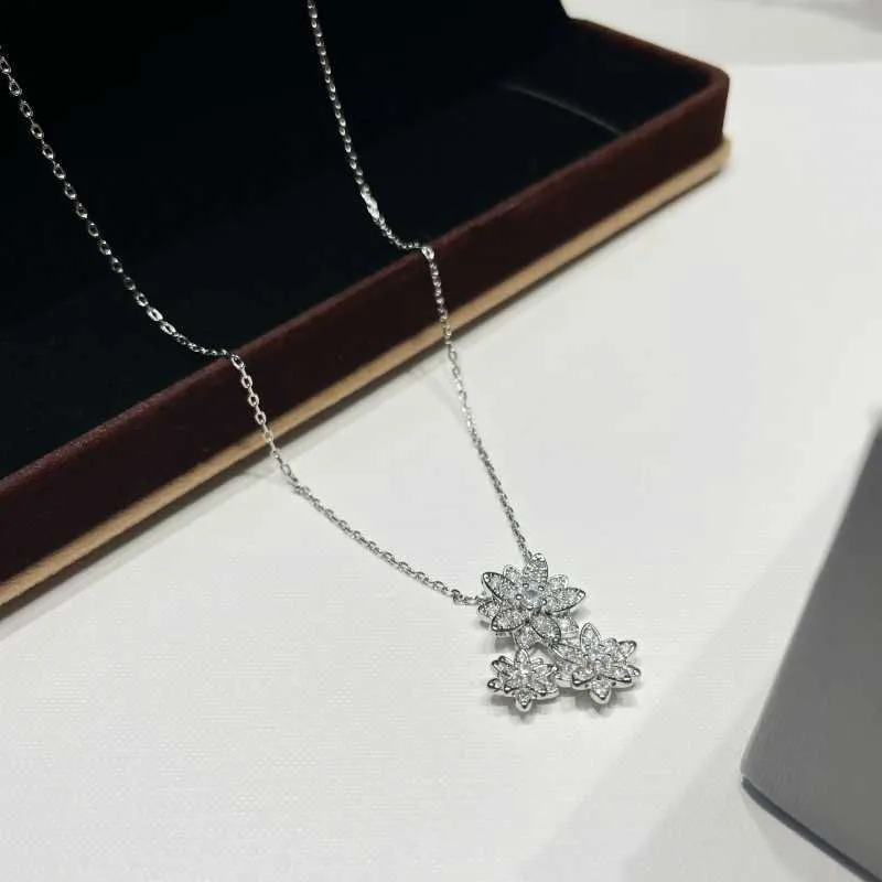 Designer Necklace VanCF Necklace Luxury Diamond Agate 18k Gold Necklace Womens Four Leaf Grass Full Diamond Light Luxury Elegance Chain Sense Design Pendant