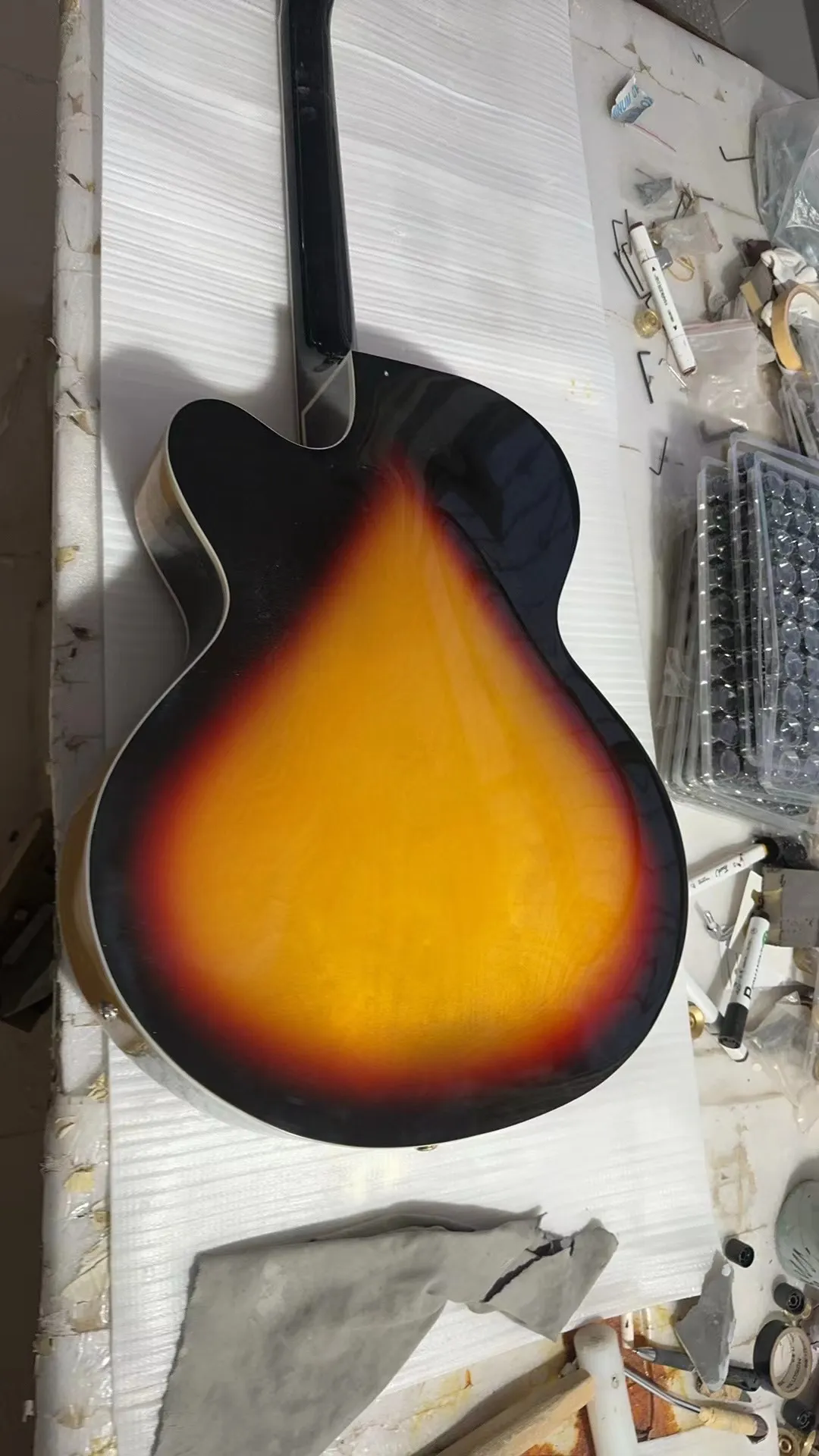 卸売ギター新到着サンバーストホロークラシックジャズギターギターホット送料中国からの送料無料