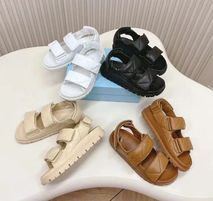 Designer Sandaler Pradss Sandaler för kvinnor mjuk vadderad nappa läder sabot gummimonolith quiltade nappa utomhus casual triangel märke plattform strand sandal