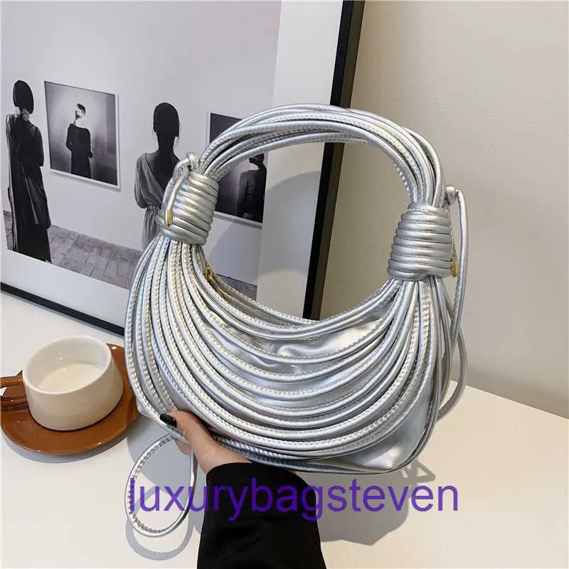 豪華なデザイナートートバッグボッツのVents's Jodie Online Store Womens Bag 2023 New Korean Fashion Texture Striped Tie Multi Color人気