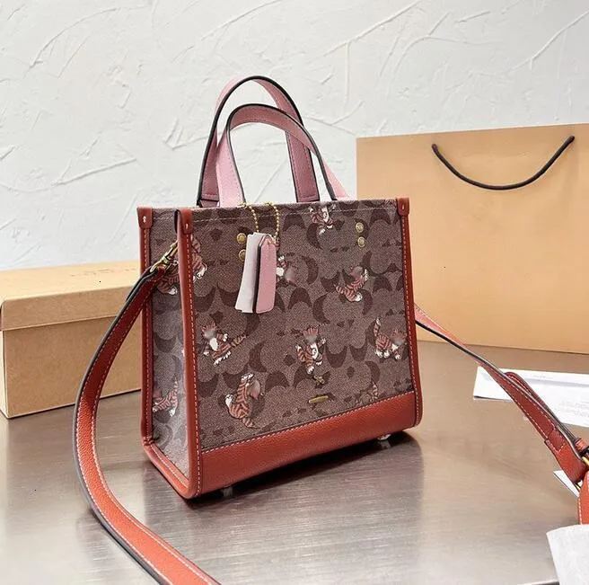 Tote çanta en kaliteli deri alışveriş tasarımcısı çanta kadın moda mektubu baskı büyük plaj çanta kahverengi siyah çantalar ünlü marka crossbody omuz çantası 221019