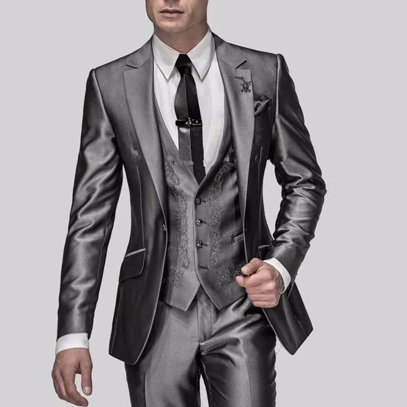 Costumes Suisses Grey Hommes brillantes avec brocherie Grooms Pommers Groom Tuxedos Wedding Best Blazer Sets 3 pièces (veste + pantalon + gilet) Costume Homme