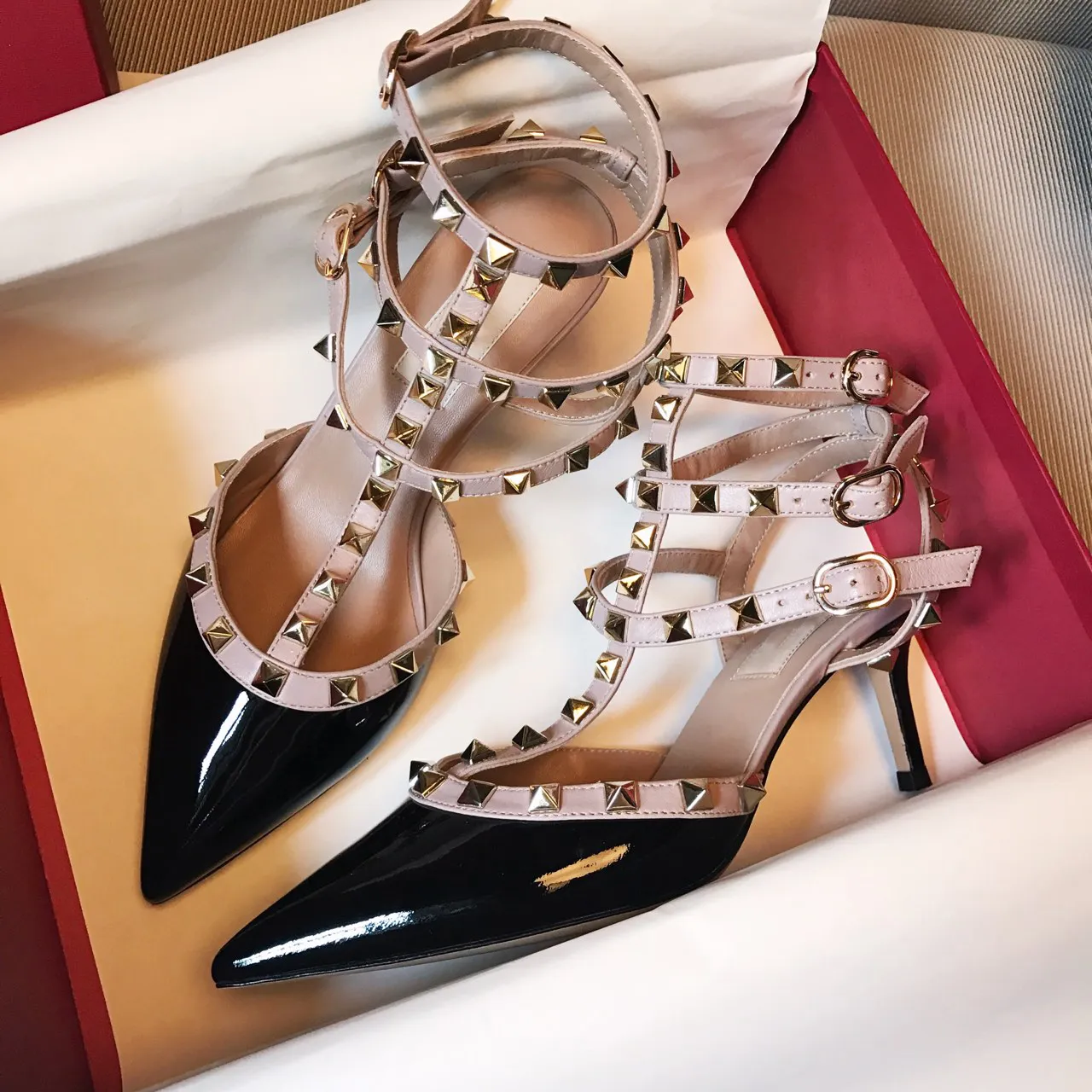 Designer Luxurys Sandales féminines talons hauts marques Metal Budle Robe Chaussures 6cm 8cm 10cm Talon mince pointu pointu noire Nude Red Wedding Chaussures avec Box Taille 35-42