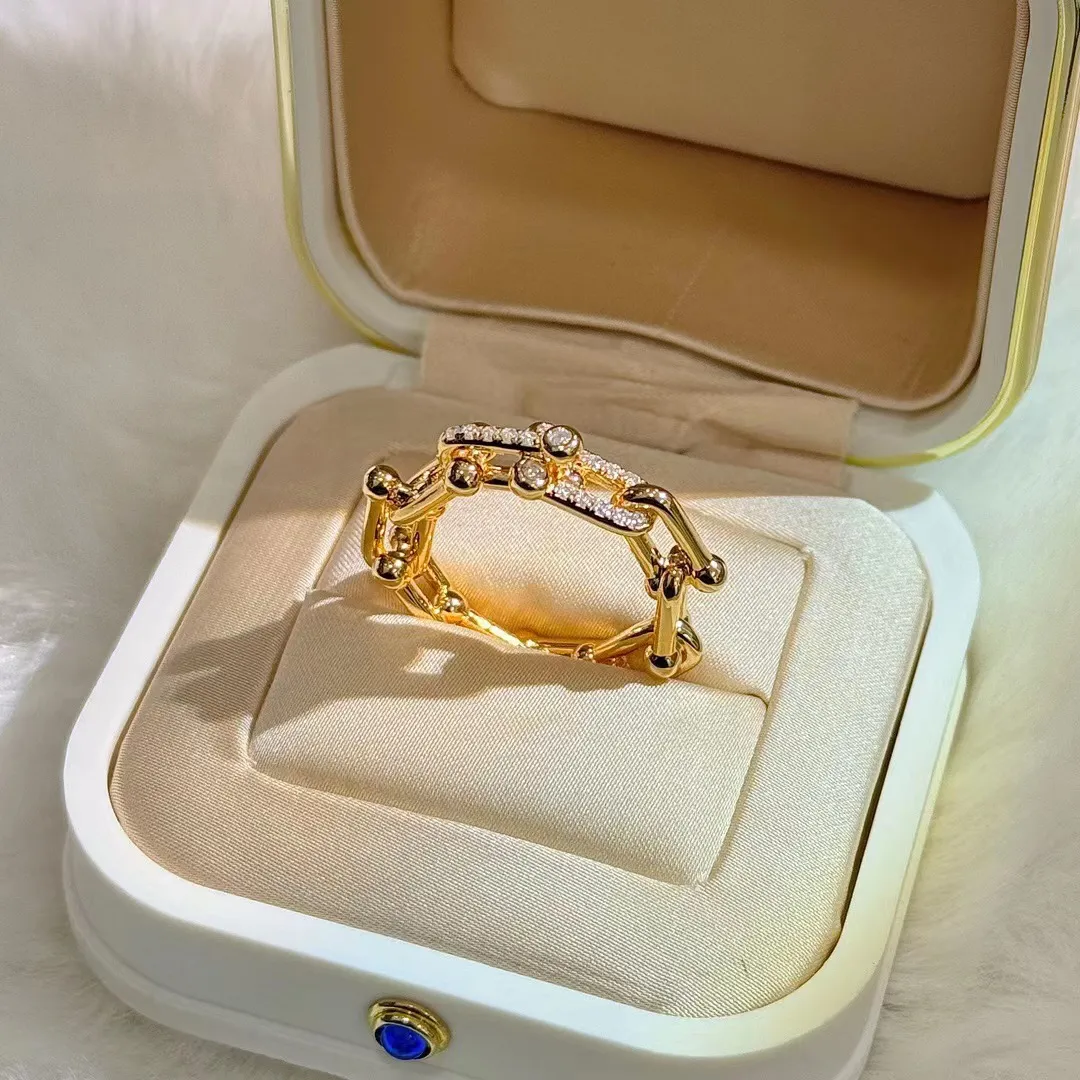 Anello da donna anello di design gioielli di lusso Anelli in argento con diamanti Designer di gioielli con fibbia a ferro di cavallo regali Semplice stile personalizzato Festa buona