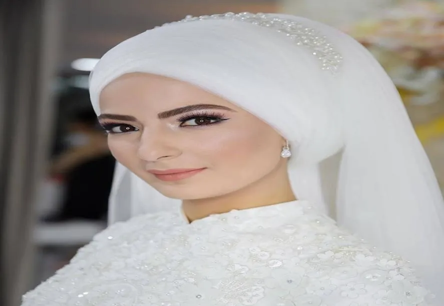 White Muslim Bridal Veils 2019 Beading Pearls Tulle Wedding Hijab for S Arabia Brides Custom Made Fingertip Length Bridal Veils9232511