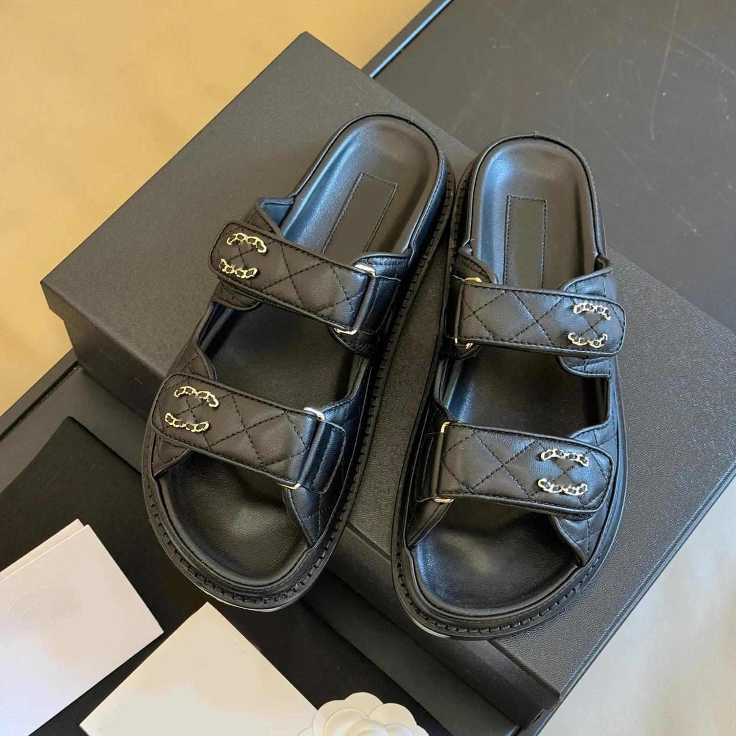 designer sandaler berömda kvinnor glider sandale platta tofflor skjutskor skor botten flip flops sommar avslappnad strand sandal verklig läder toppkvalitet med ruta 10a