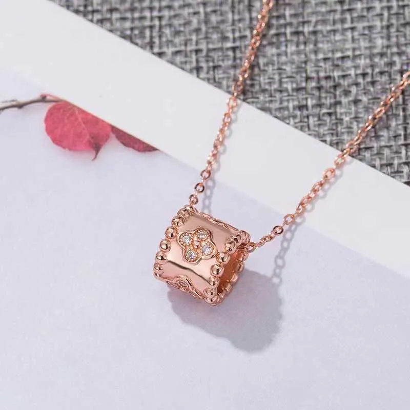 Designer Pendant Necklace Sweet Vanca V-Gold Flower Halsband med benkedjehalsband Rose Gold KBRD