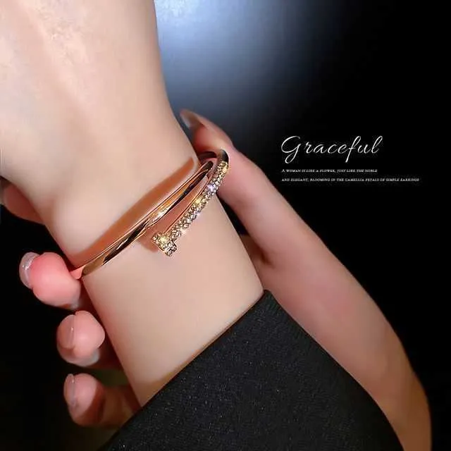 Goldarmband-Nageldesign-Armreifen für Damen und Herren. Hochwertiges, mit Diamanten eingelegtes Armband im Nischendesign mit verstellbarer Öffnung, modische Accessoires im Jahr 2024