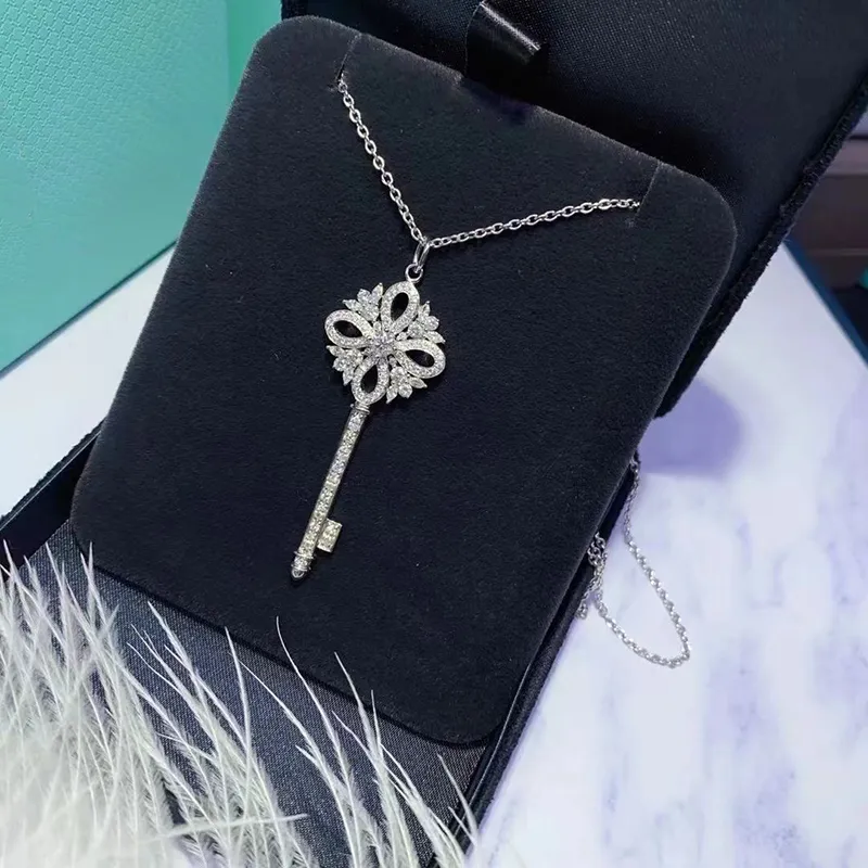 Toppkvalitetsnyckel Diamond Pendant Necklace Designer Halsband S925 Sterling Silver 18K Guldnyckelhalsband för kvinnor Fashion Sweater Chain Fancy Dress Chain Jewelry