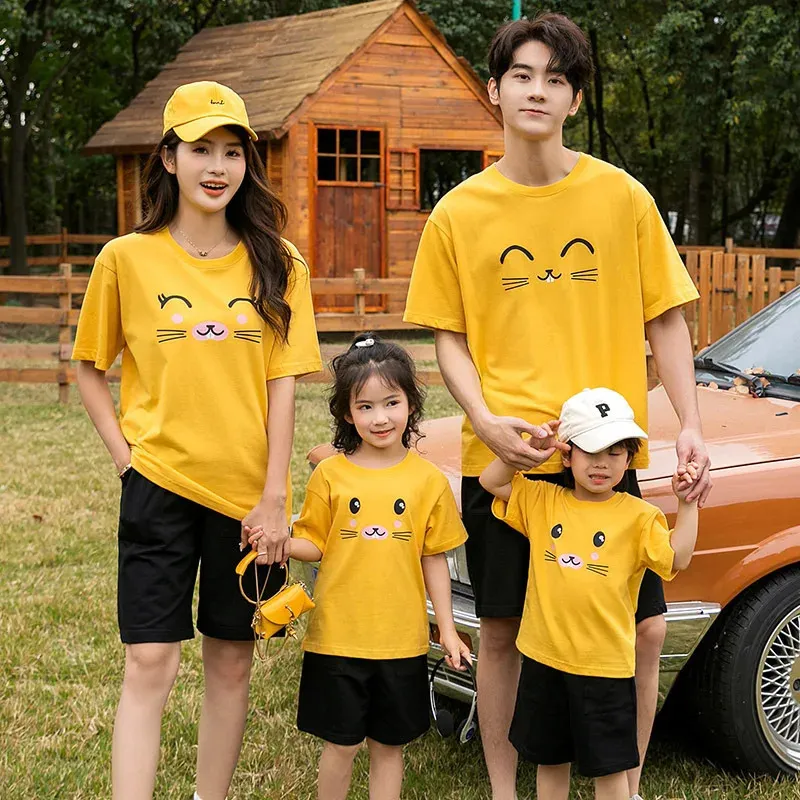 Mãe pai criança família combinando roupas dos desenhos animados bonito gato rosto impressão amarelo verão moda solta manga curta camiseta topo 240226